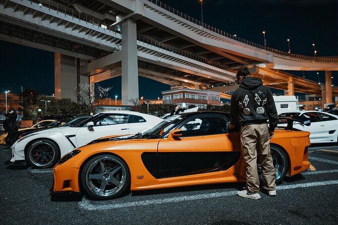Veilside Mazda RX-7 bei einem nächtlichen Car-Meet unter dem Autobahnkreuz der Daikoku PA in Yokohama