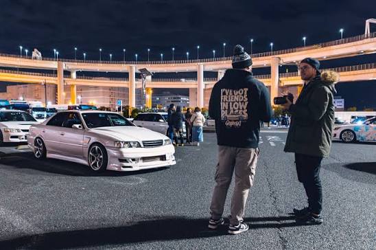 Toyota Chaser und Tuning-Club-Mitglieder nachts am Daikoku Futo